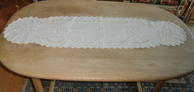 M594M White stitch  runner